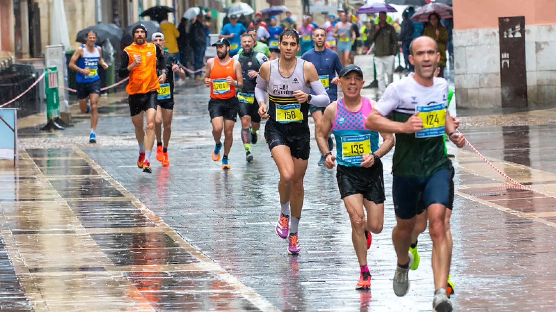Decenas de calles de León estarán cortadas al tráfico este domingo por la mañana por la Media Maratón