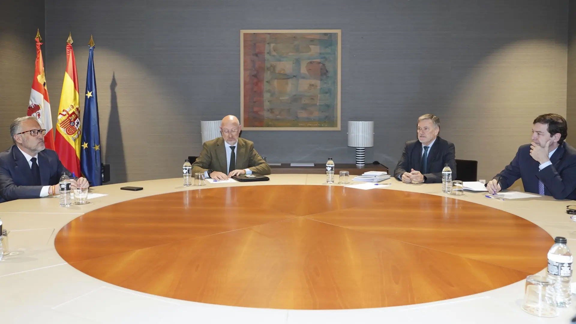 Mañueco y Pollán coinciden en un pacto «más concreto» que en 2022, pero PP insiste en un Gobierno en solitario y Vox exige entrar