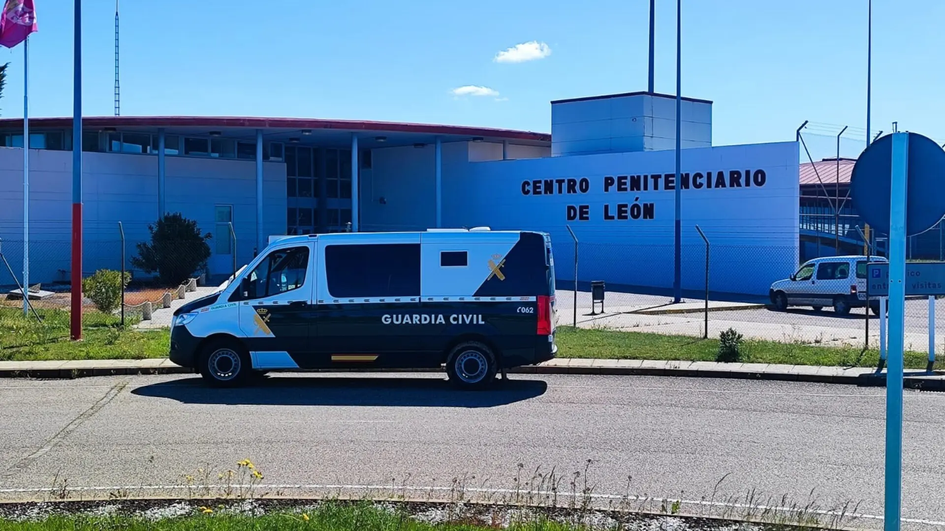 Un interno de la cárcel de León incendia el colchón de su celda y agrede a cuatro trabajadores