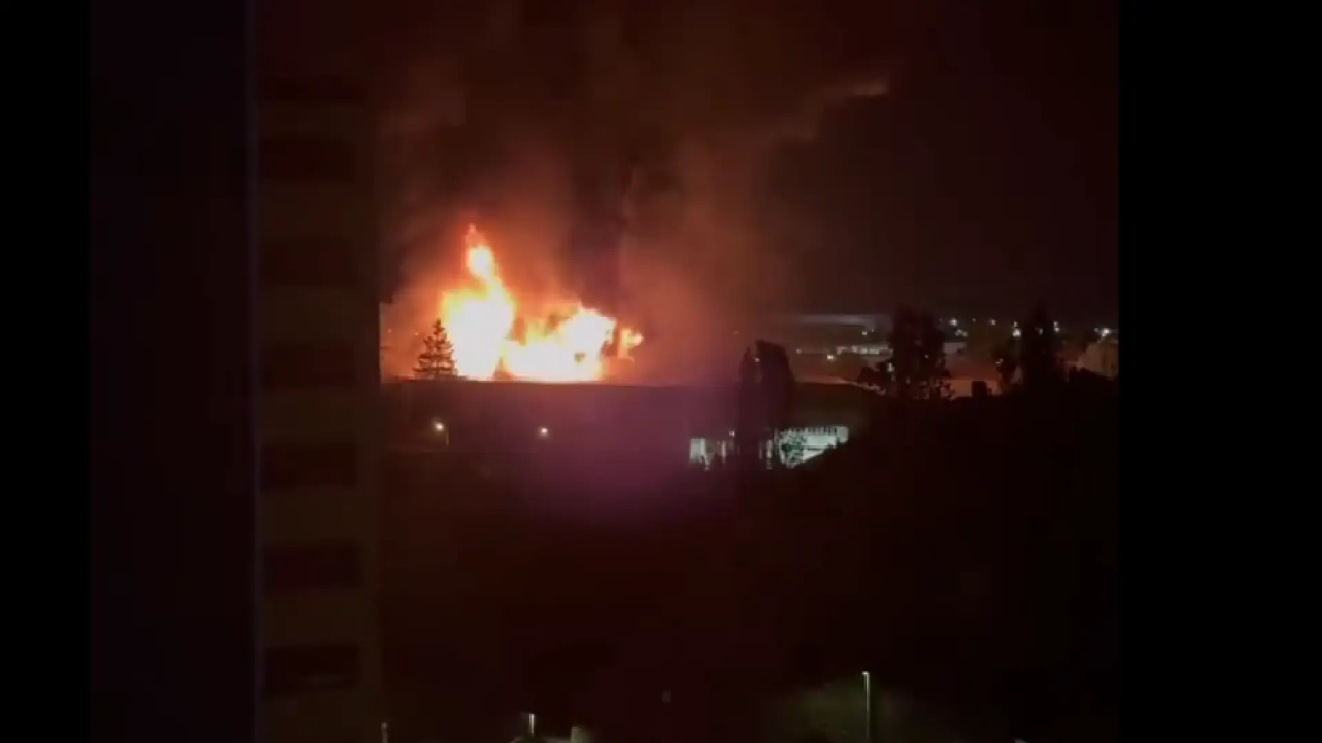 Un gran incendio destruye más de la mitad de la flota en las cocheras de autobuses municipales de Burgos