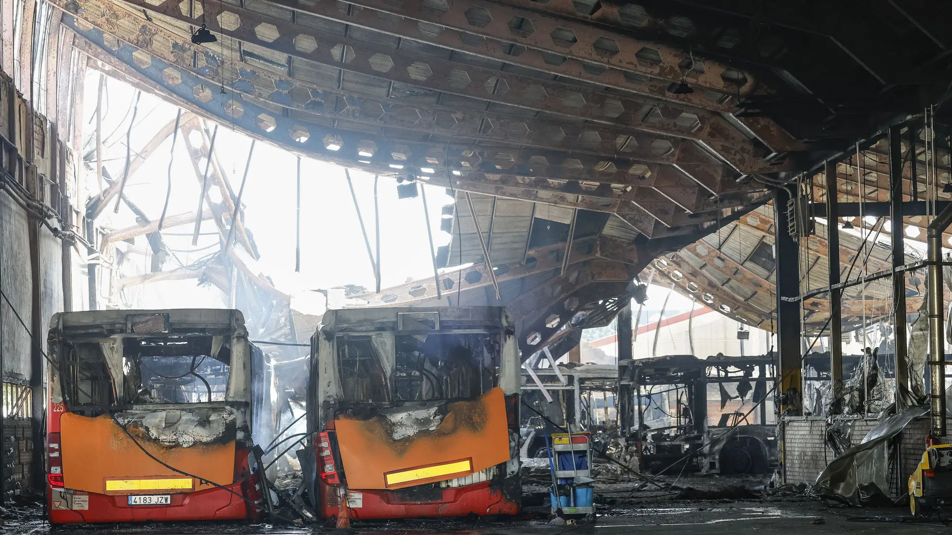 Burgos pide a otras ciudades cercanas buses para suplir a los 39 calcinados en la cochera