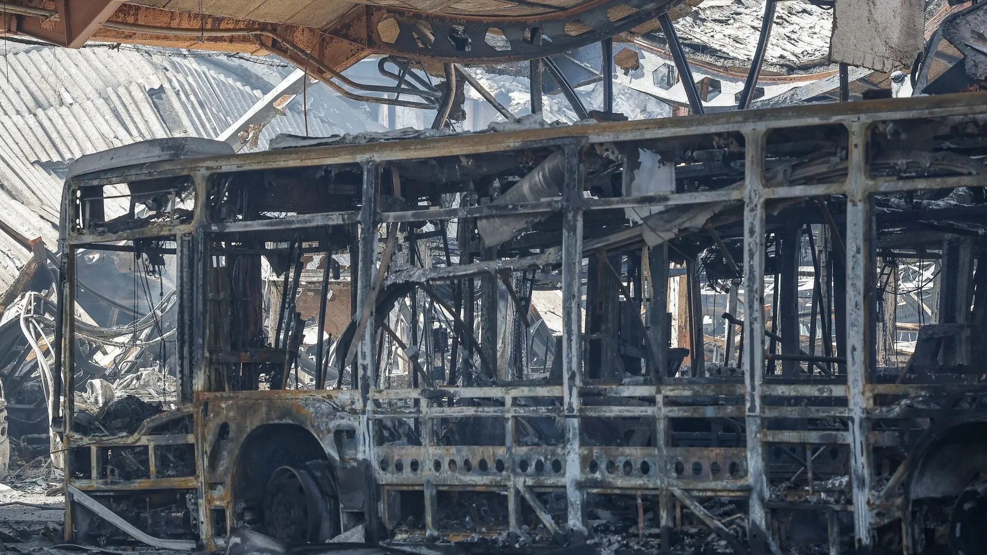 Conductores de Burgos viajan a Madrid para recoger los primeros autobuses cedidos tras el incendio de las cocheras