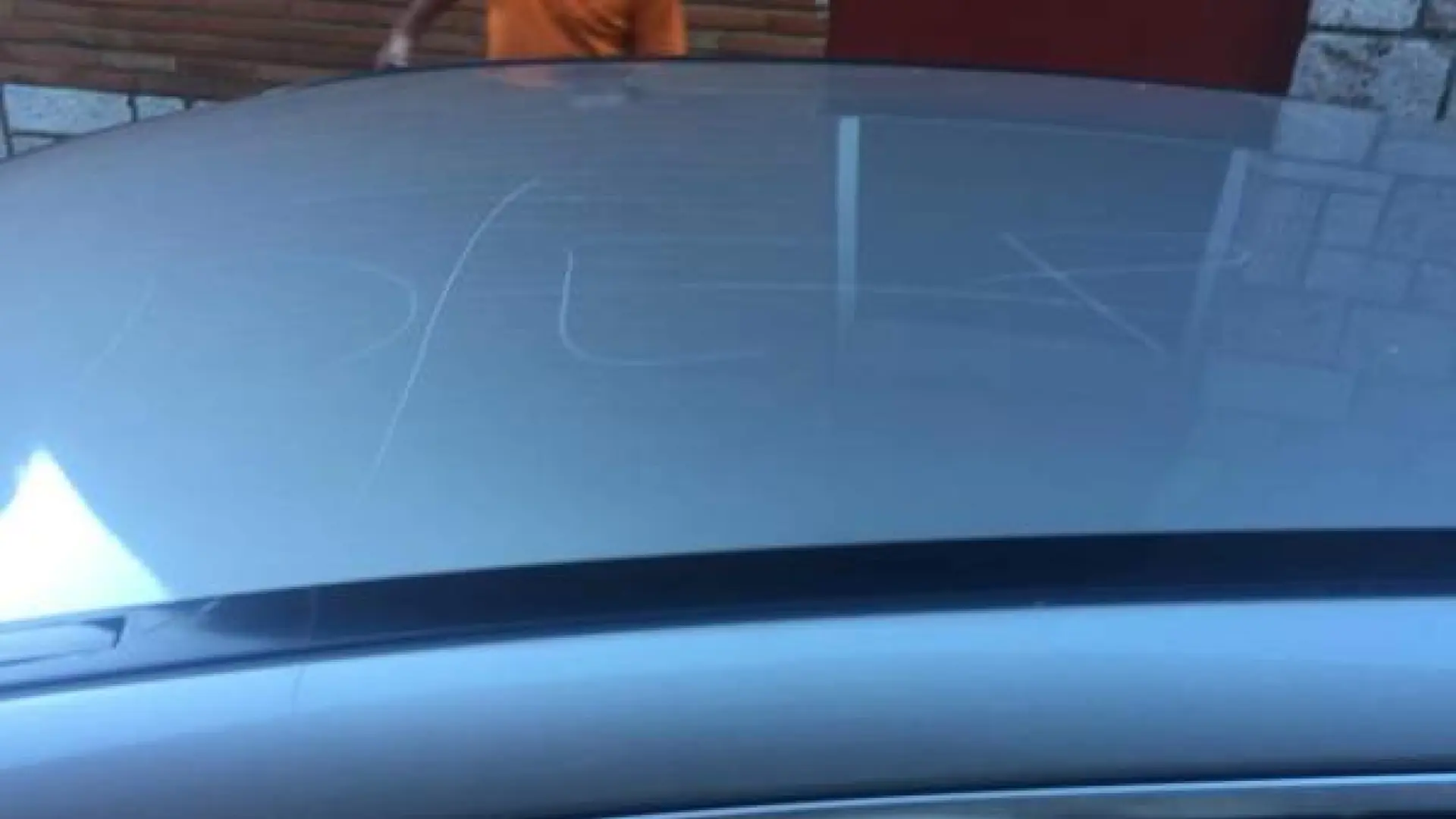 Detenido un hombre de 62 años por rayar en un coche la frase: «No jodas al aparcar»