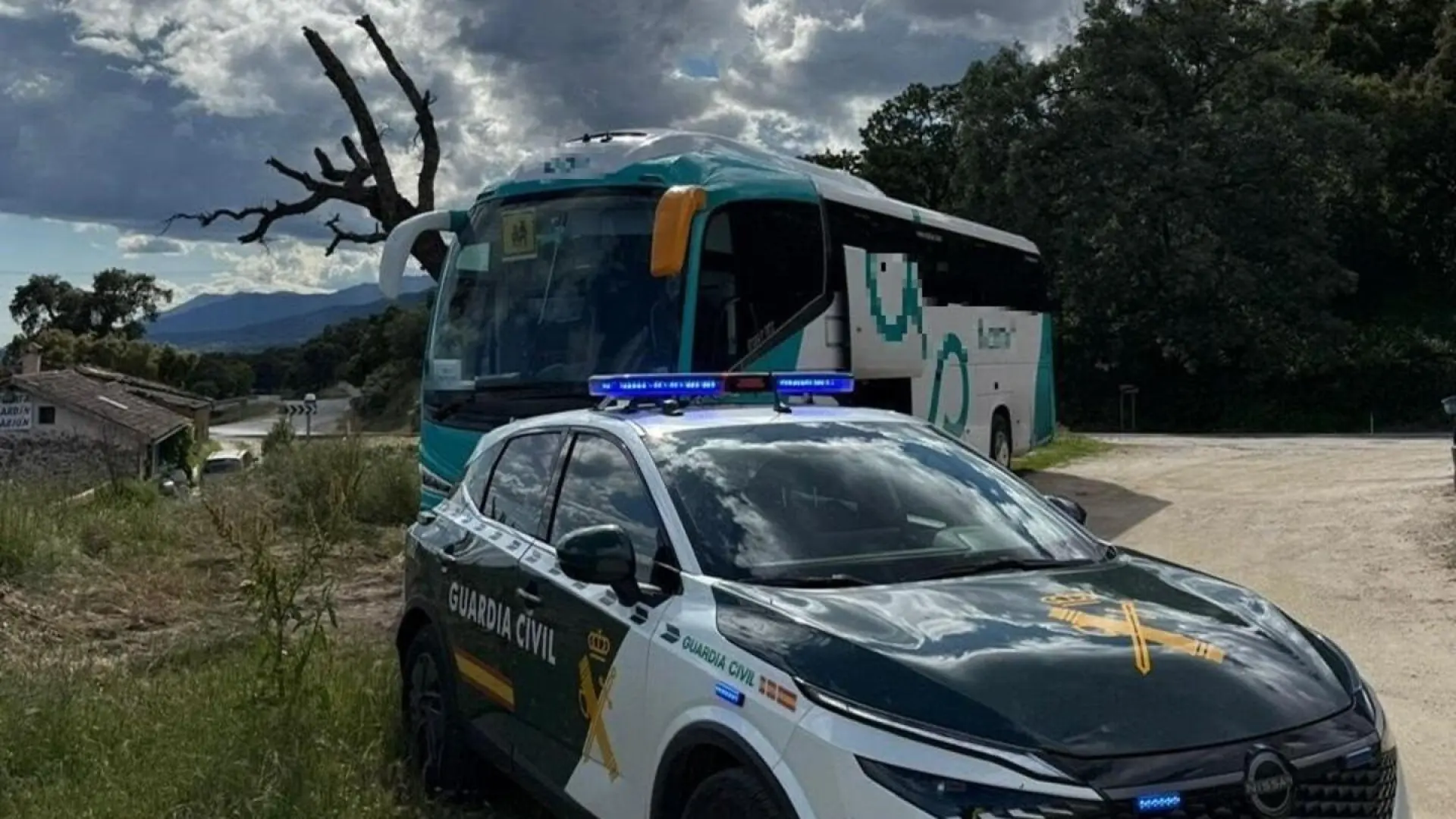 La Guardia Civil intercepta un autobús escolar en Ávila tras dar positivo su conductor en alcohol y drogas