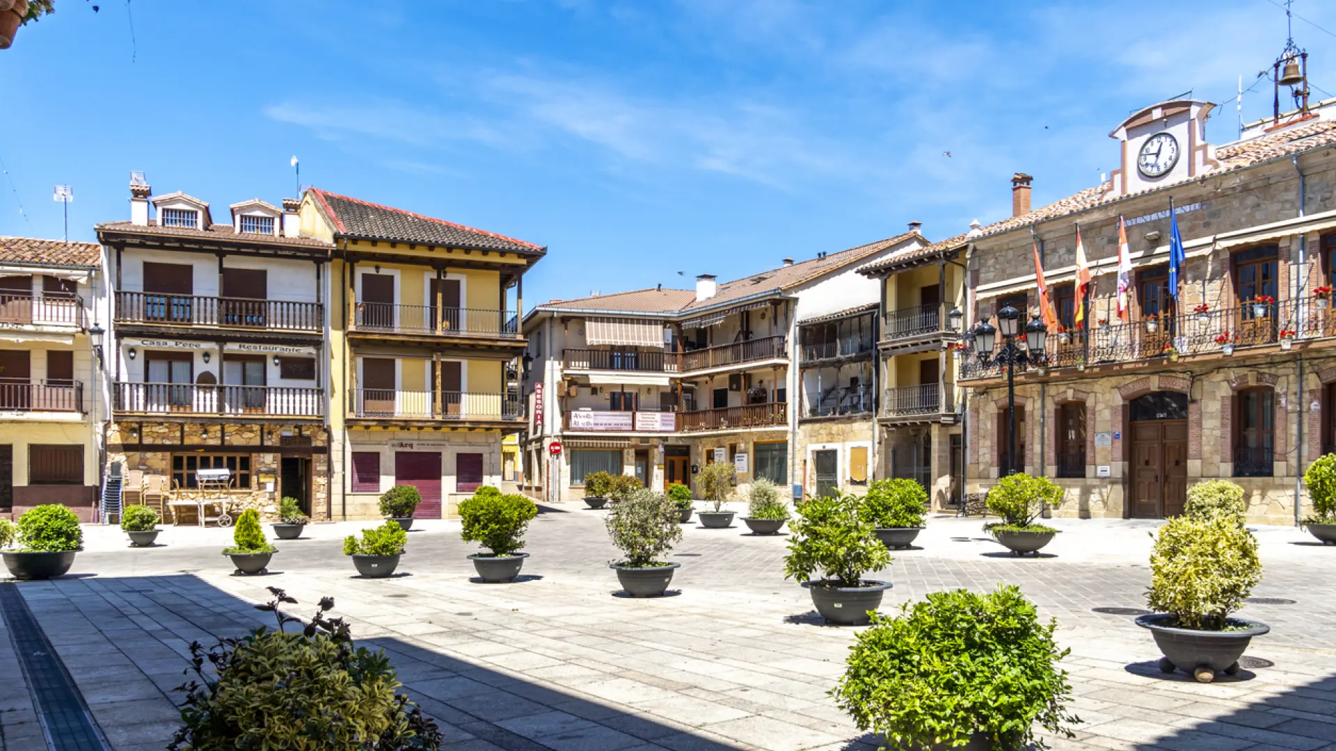 El pueblo de Ávila donde Nuria Roca y Juan del Val han comprado su casa: tranquilidad y arquitectura tradicional en plena naturaleza