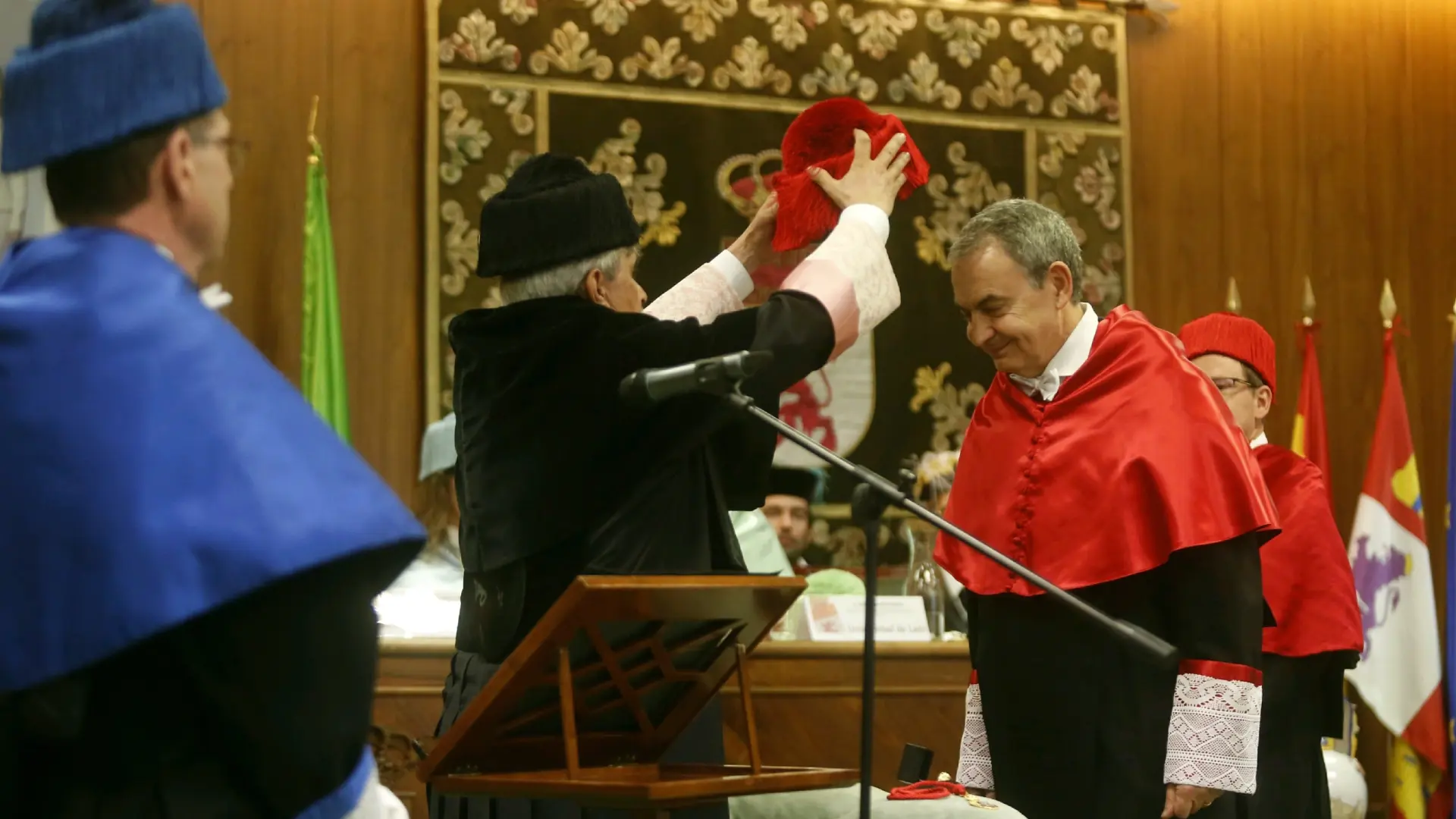 La Universidad de León se abre a retirar la distinción ‘Honoris Causa’ a Zapatero tras su imputación
