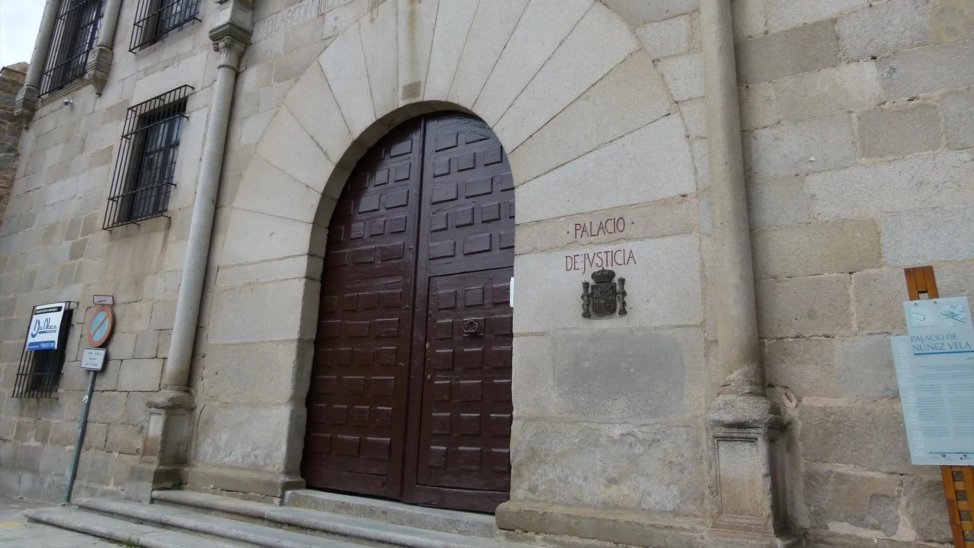 Condenado a cuatro años de prisión por agredir sexualmente a una joven tras ofrecerse a ayudarla a orinar
