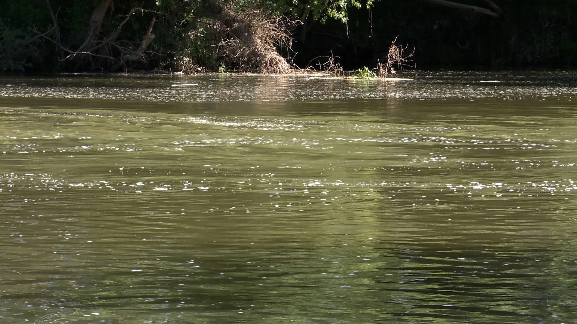 Una zona prohibida al baño y frecuentada por pescadores, así es la presa donde perdieron la vida madre e hija: «El río es muy peligroso»
