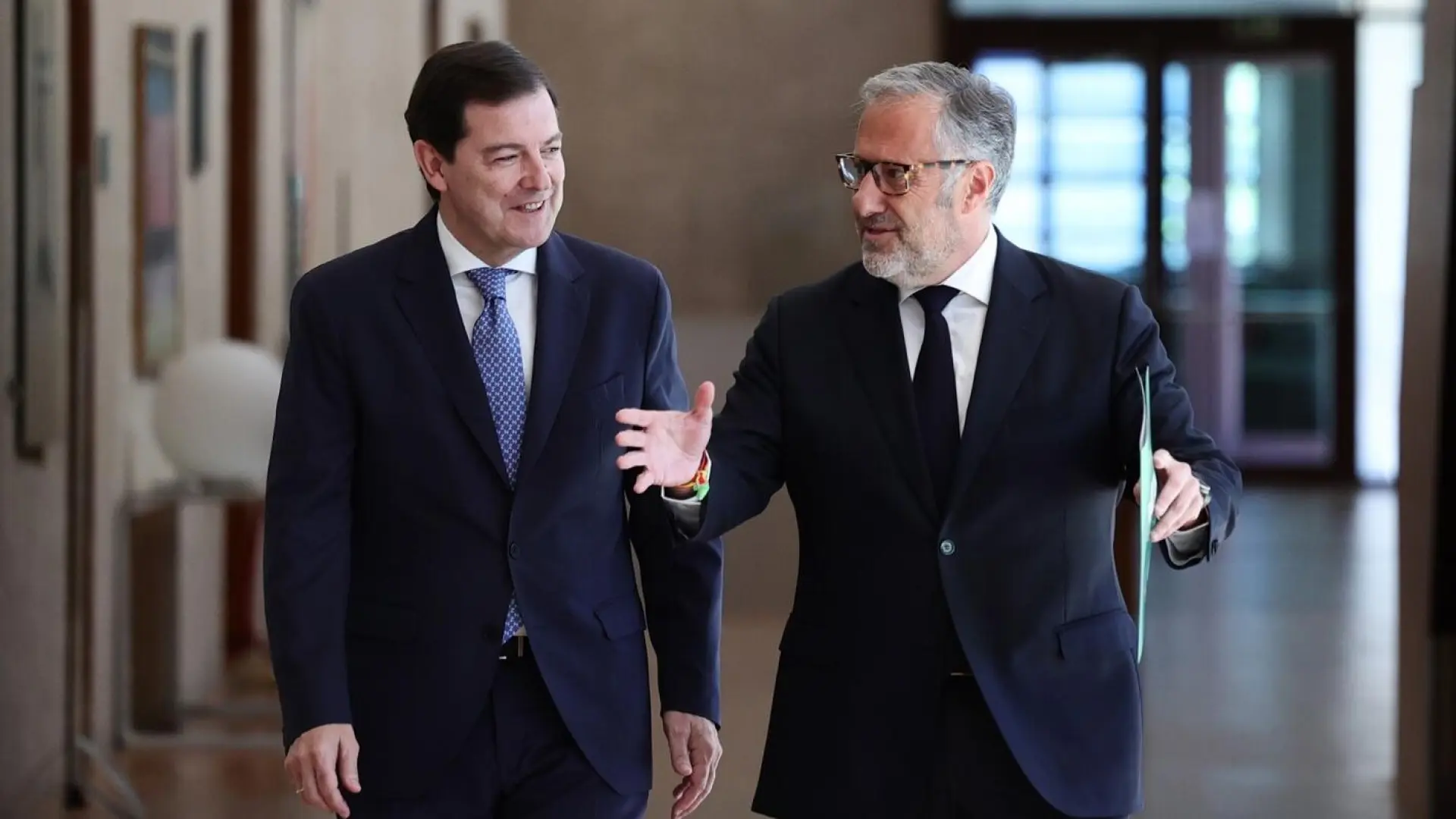 PP y Vox firman el pacto en Castilla y León que incluye la «prioridad nacional» y una Vicepresidencia para los de Abascal