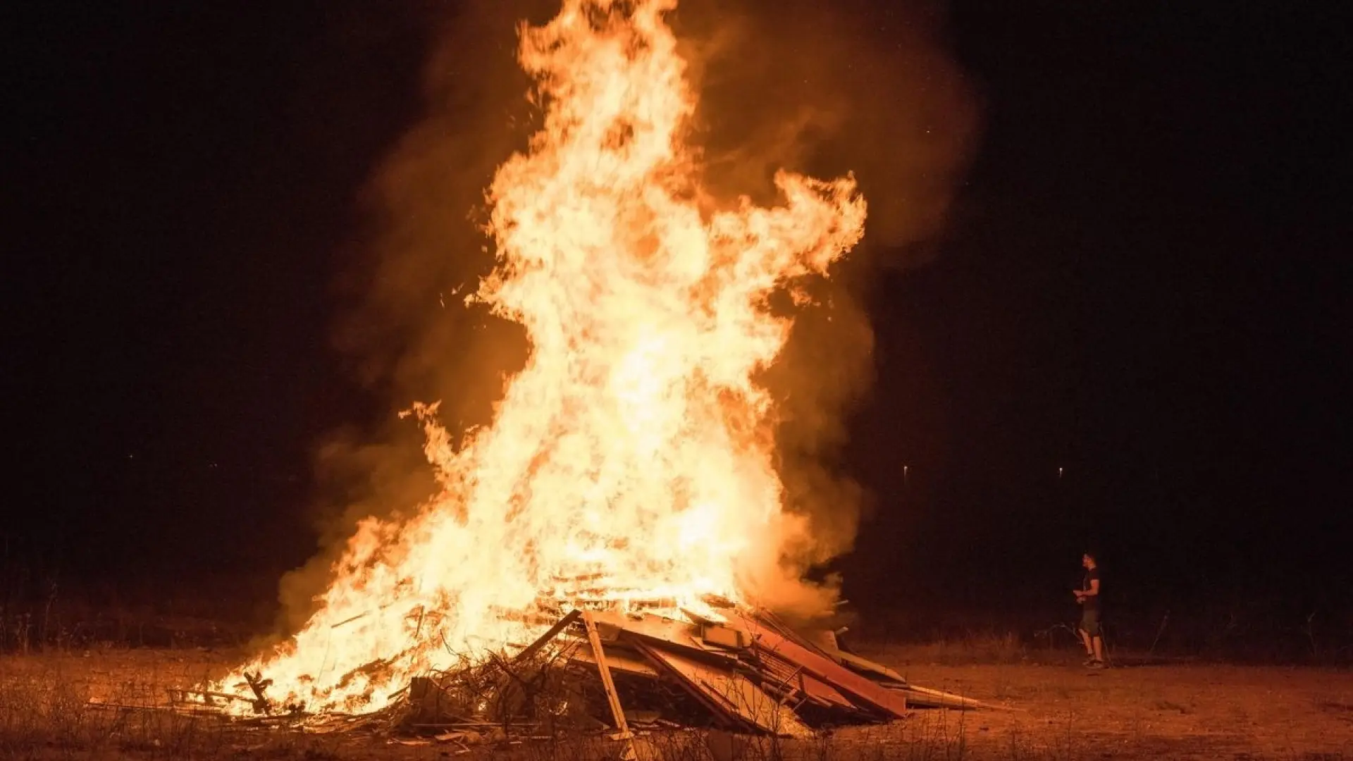 Denuncian una agresión homófoba a dos jóvenes en la hoguera de San Juan en Burgos