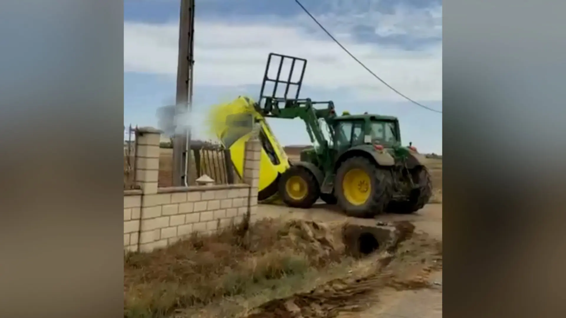 Detienen a un hombre en León por embestir con su tractor a un coche de una empresa dedicada al cobro de impagos