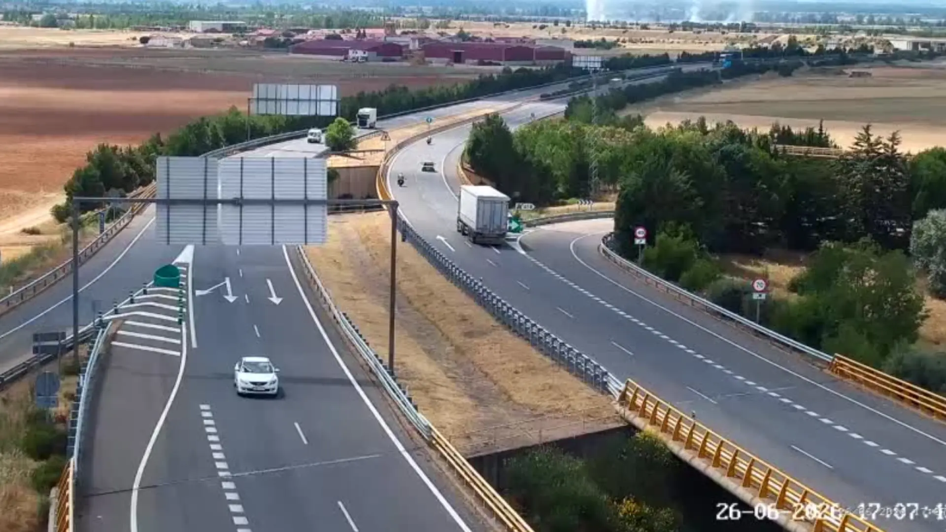 Cortada la autovía A-231 en León por un incendio que ha calcinado un turismo