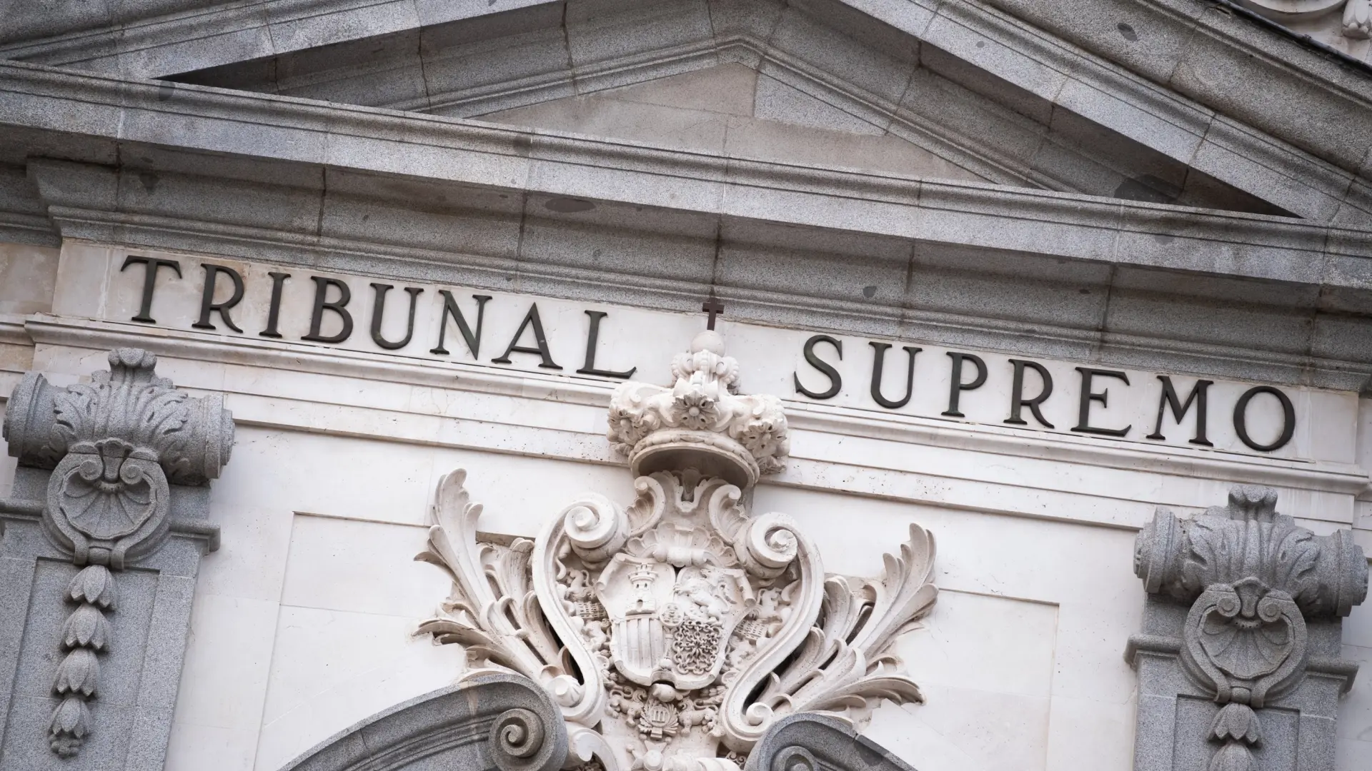 El Tribunal Supremo admite el recurso de Castilla y León contra la regularización de inmigrantes