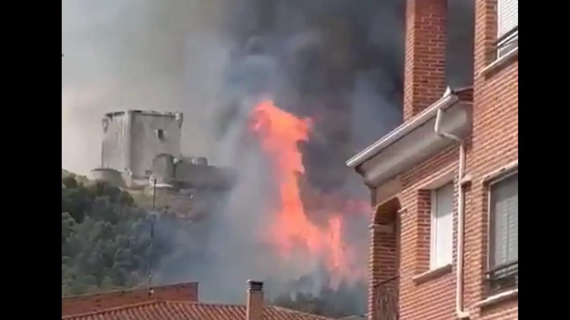 Un incendio en Íscar pone en «grave riesgo» a la población: «Hace mucho aire, tenemos miedo de que llegue al pueblo»