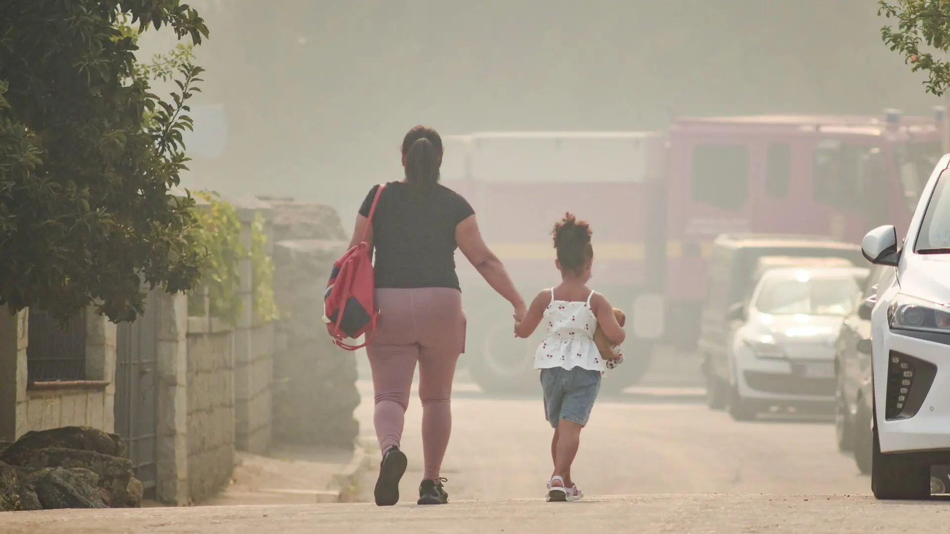 El incendio en Ávila obliga a desalojar Cebreros, Hoyo de Pinares y Burgohondo mientras Navaluenga está confinado