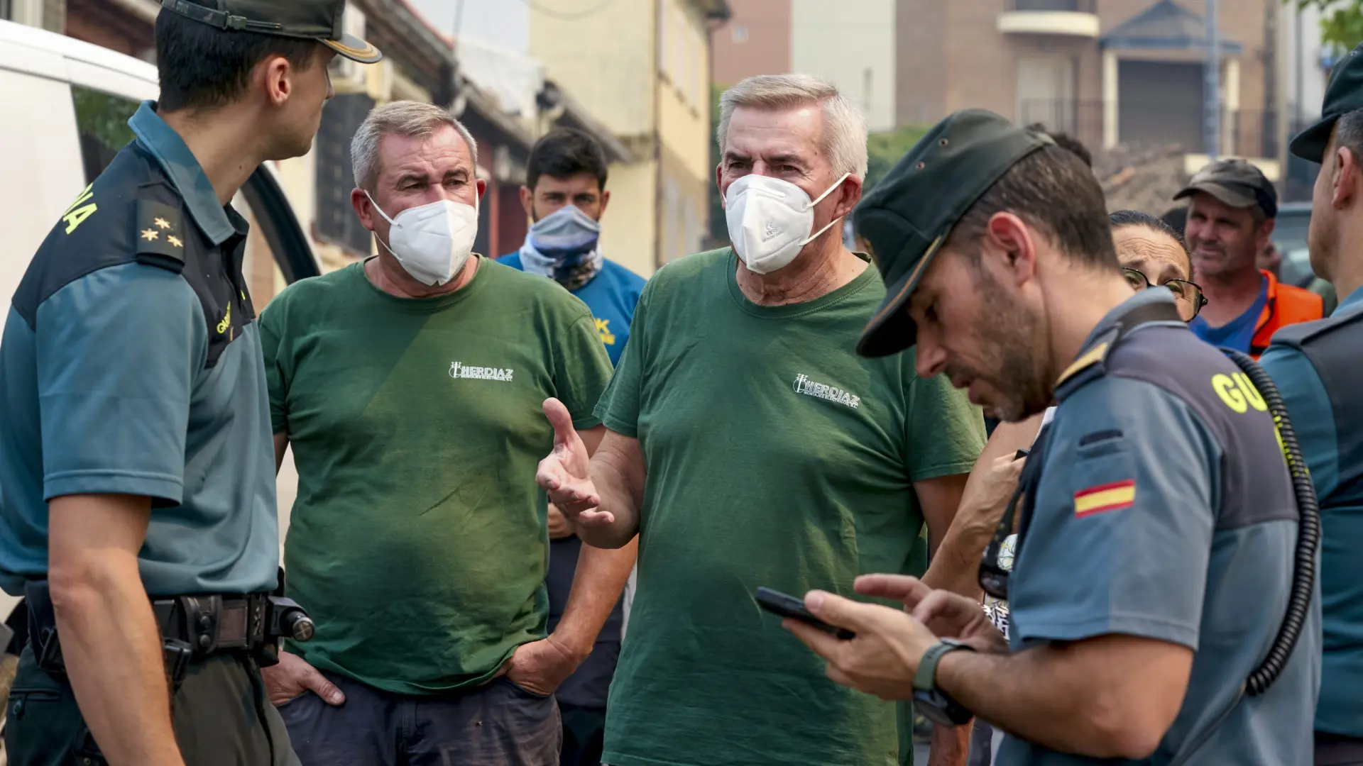 Volver a casa pese al incendio: la desesperación de los vecinos evacuados de los pueblos de Ávila