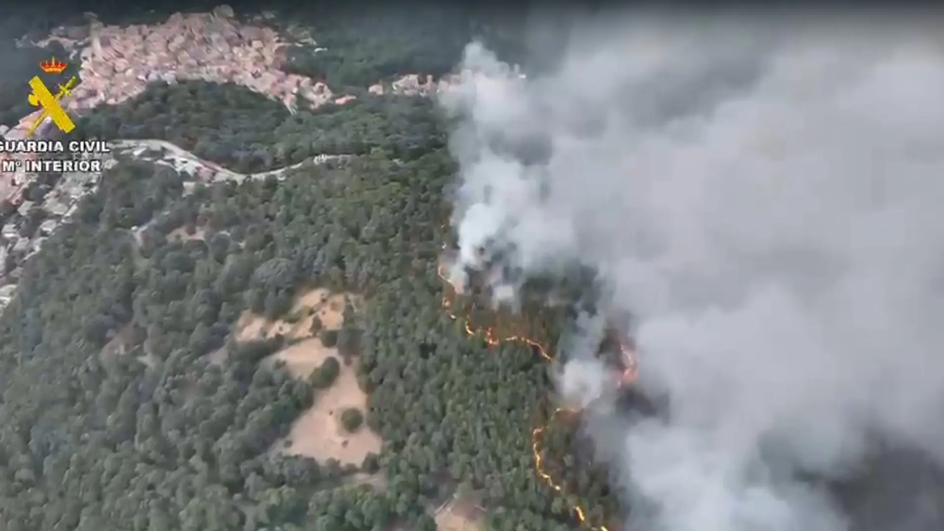 Las impactantes imágenes aéreas de los incendios de Ávila y Madrid cercando Sotillo de la Adrada