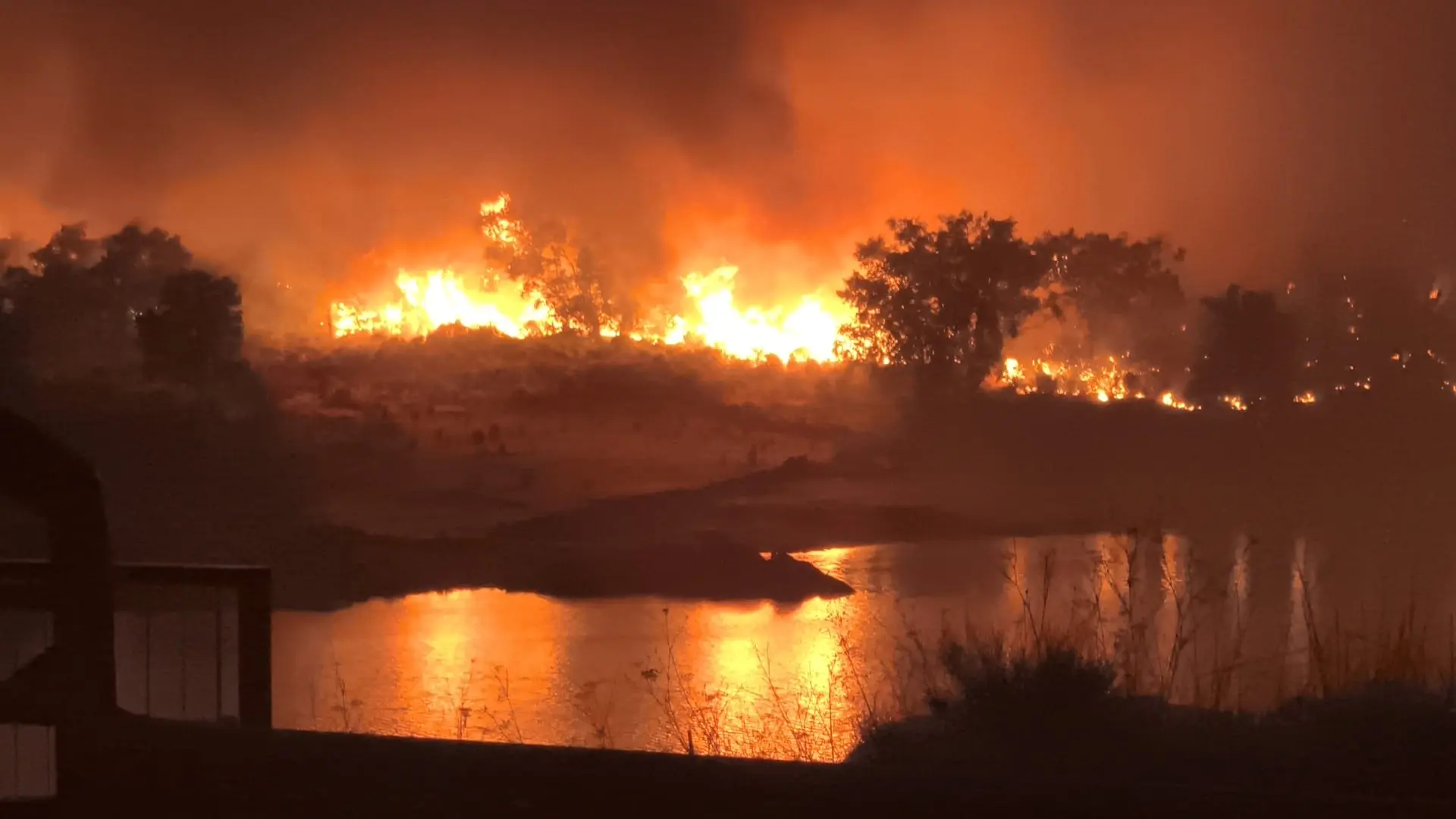 Impresionantes imágenes del incendio de Fermoselle, que calcina ya 10.000 hectáreas y cuyo origen podría ser una «imprudencia»