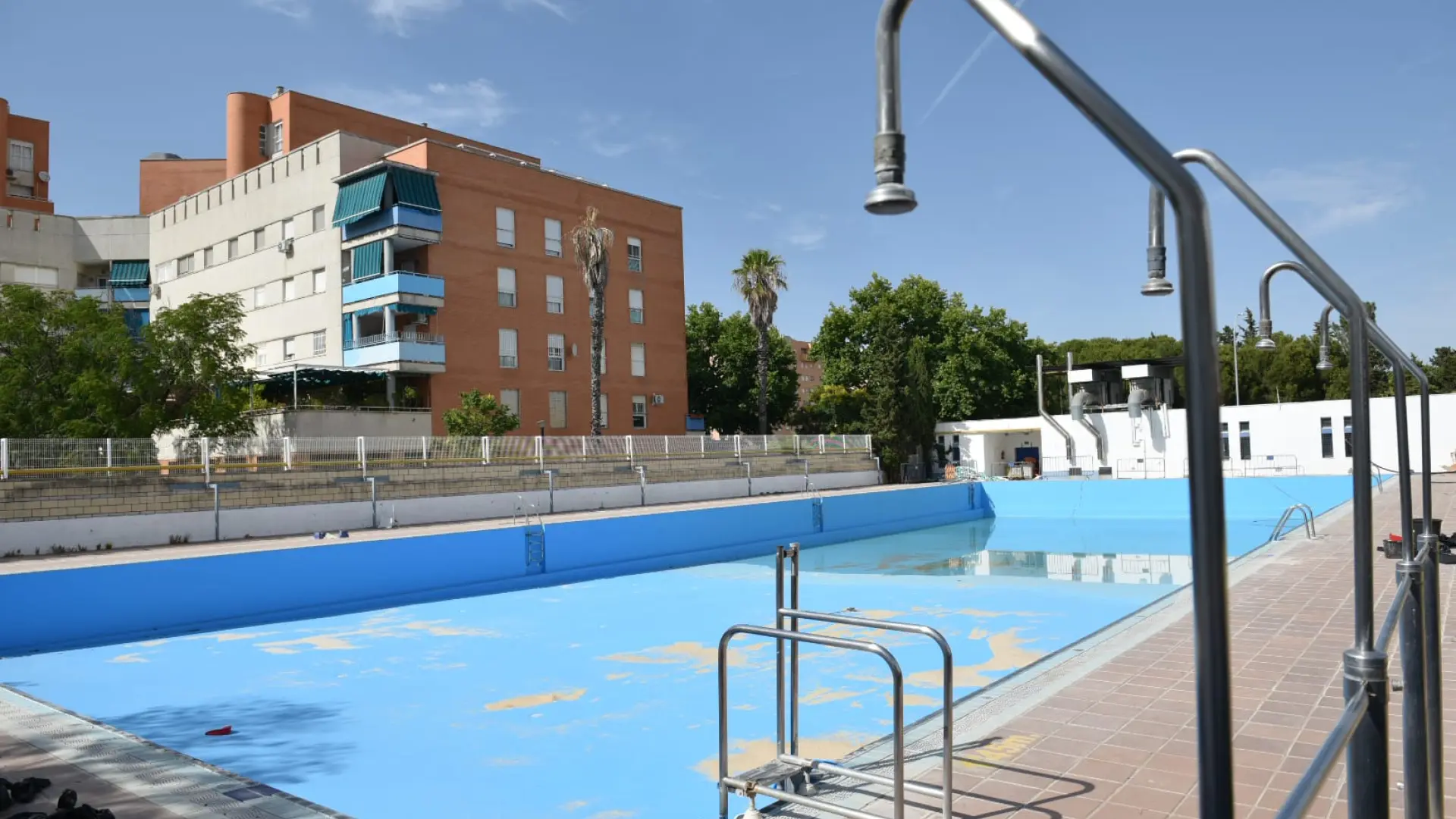 Cuatro menores se enfrentan a multas de hasta 3.000 euros en el sexto caso de defecar en una piscina en Burgos