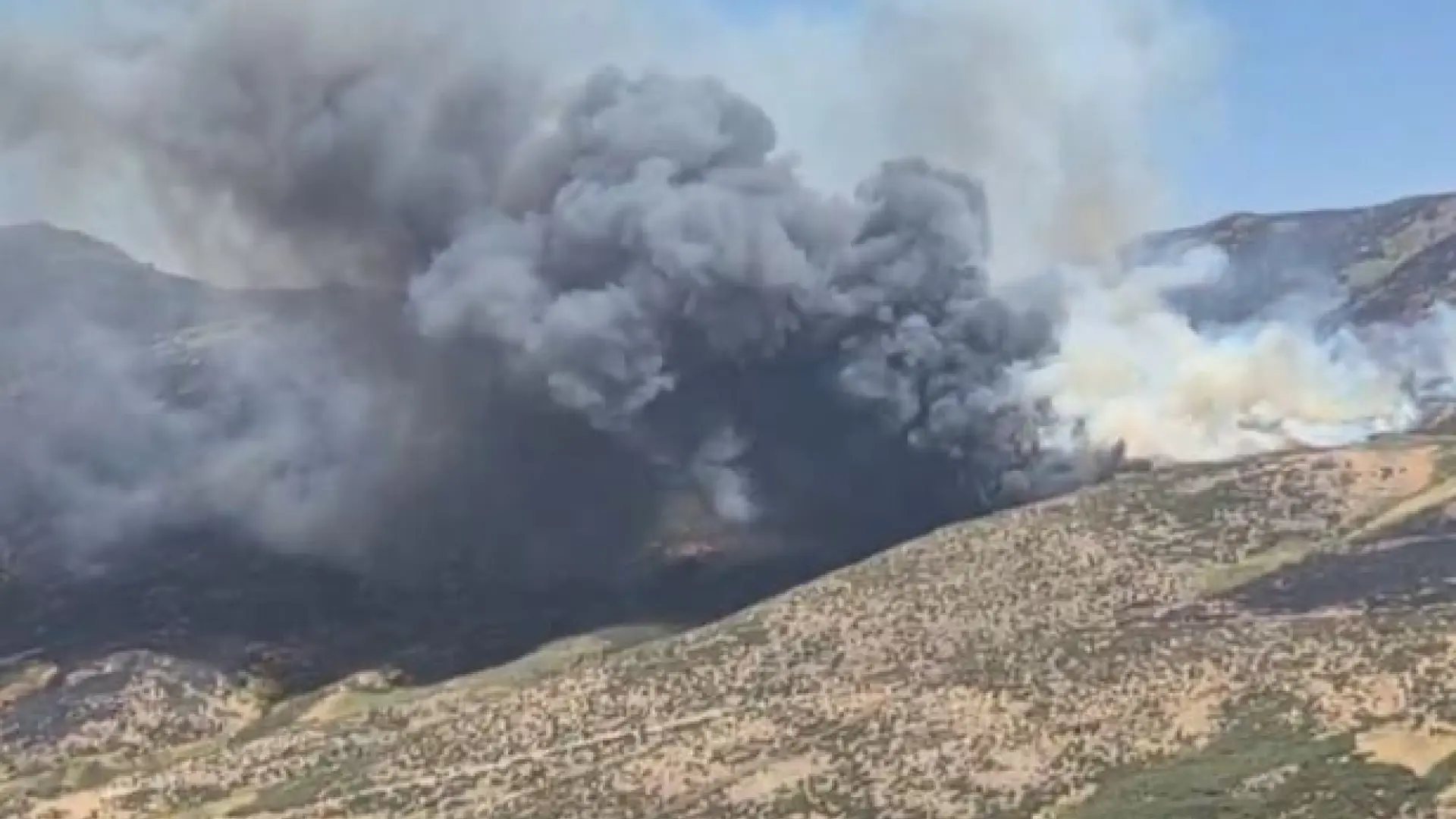 Evacuada una urbanización en La Adrada tras un rebrote del incendio de Burgohondo