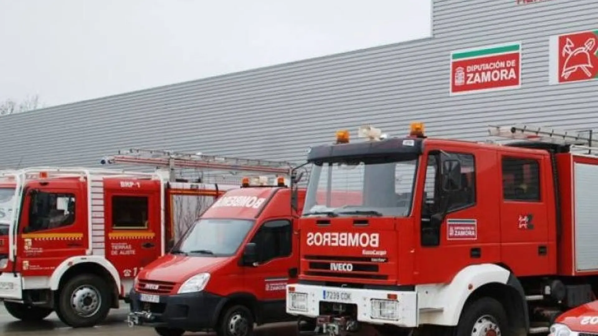 Alerta por riesgo de nube tóxica tras el incendio en una planta de residuos de Roales