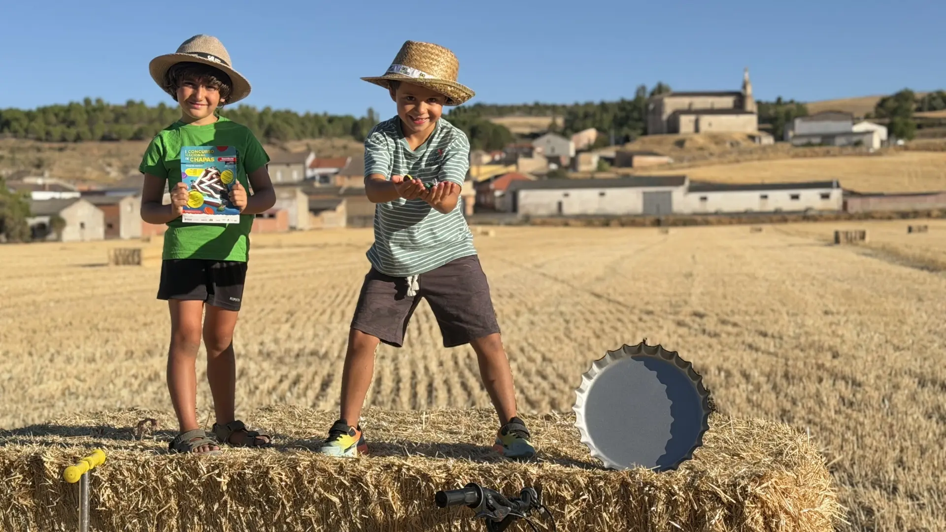 Villaco ‘da la chapa’: Gabriel y Argimiro, dos niños de la España vaciada, crean un concurso nacional de este tradicional juego