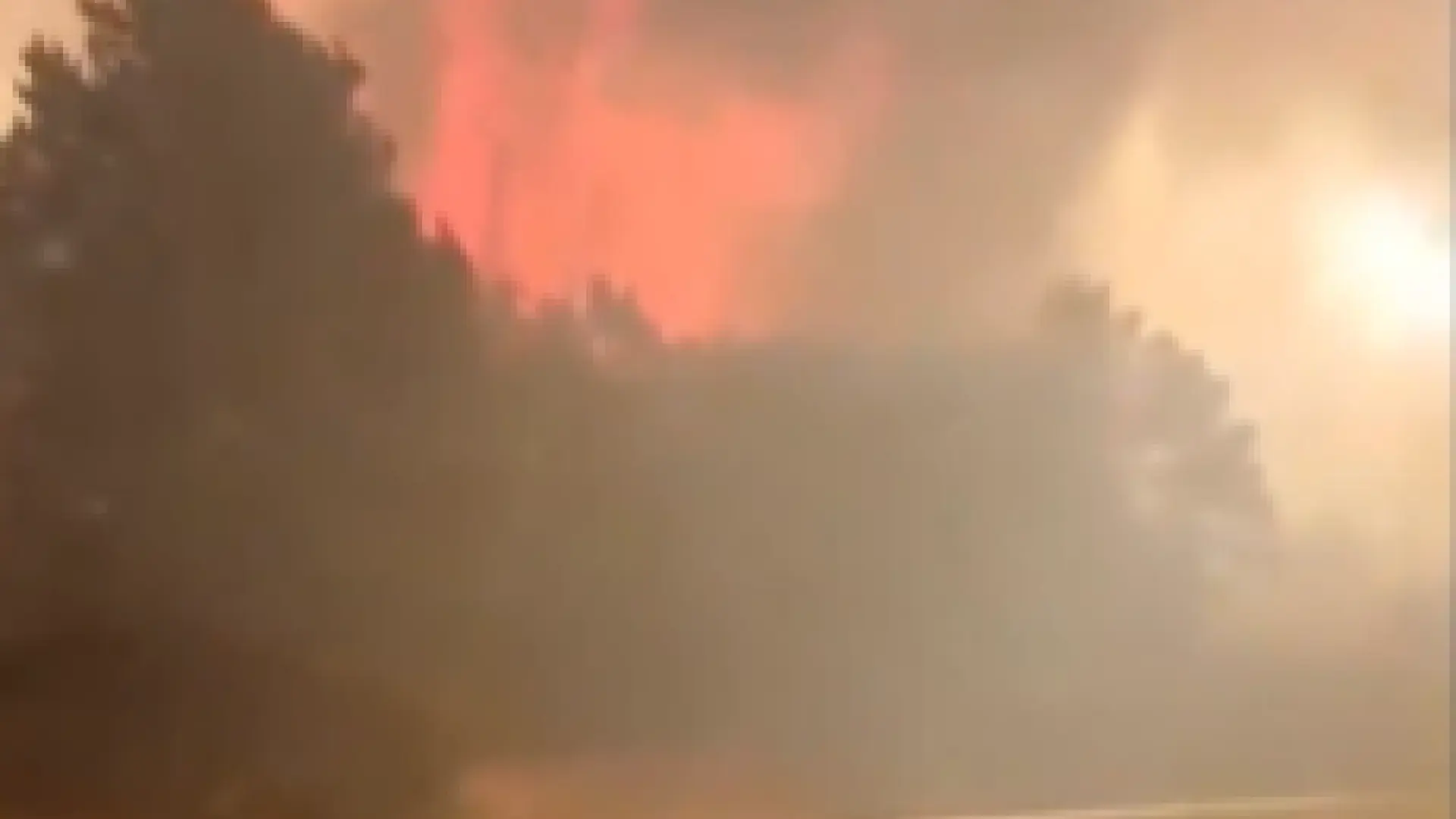 Evacúan dos pueblos por el incendio en Las Navas de San Antonio, en nivel máximo