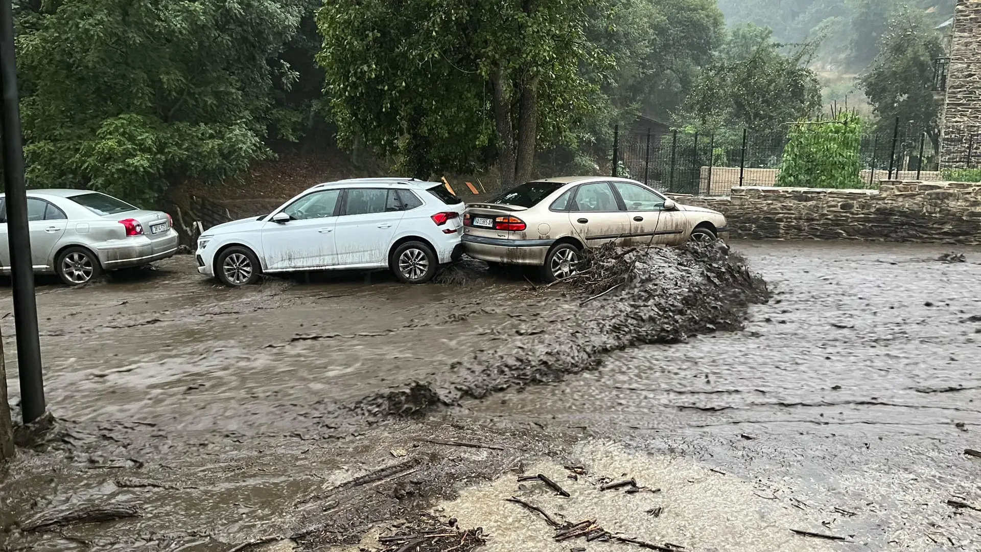 Los vecinos de Manzanedo limpian sus calles tras la trágica riada de este sábado: «El año pasado el fuego, ahora esto»
