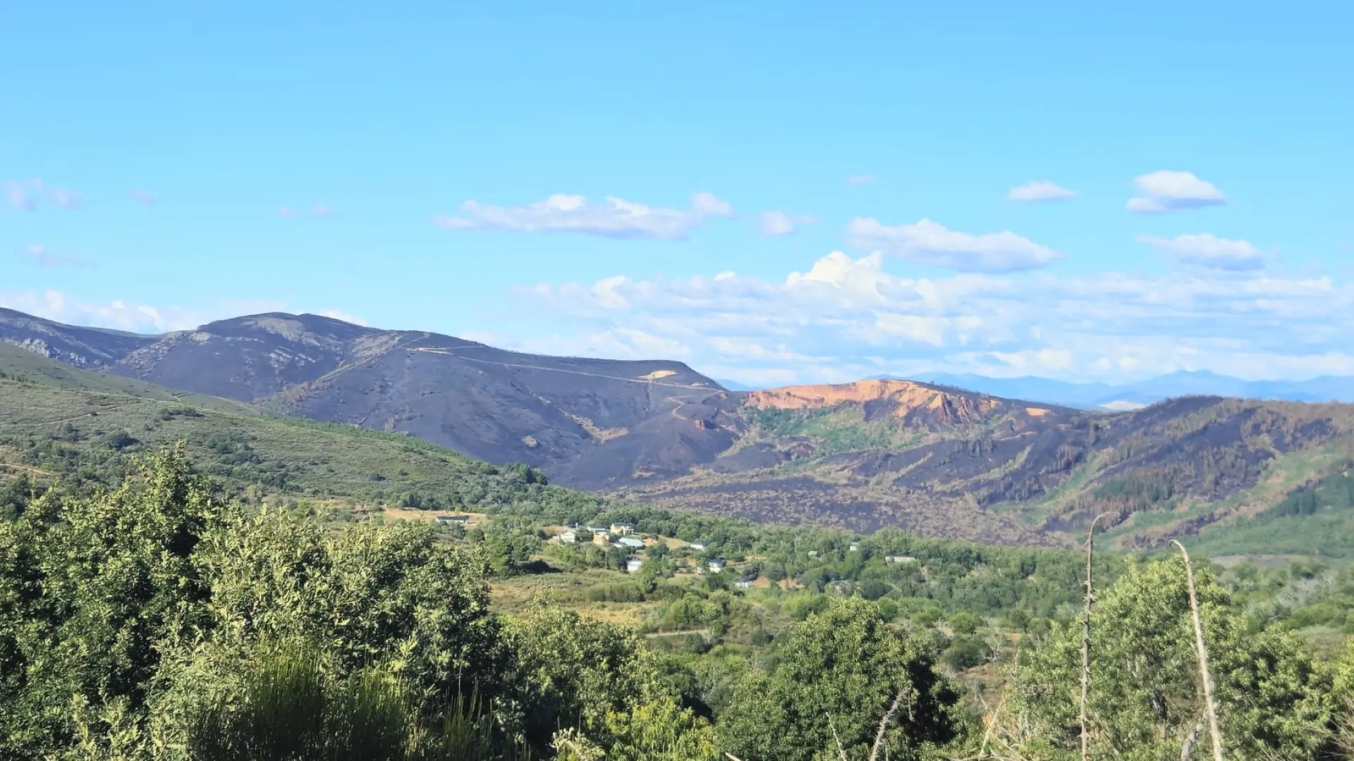 Los vecinos de El Bierzo exigen medidas contra los incendios: «No podemos esperar a que pase otra desgracia aún mayor»