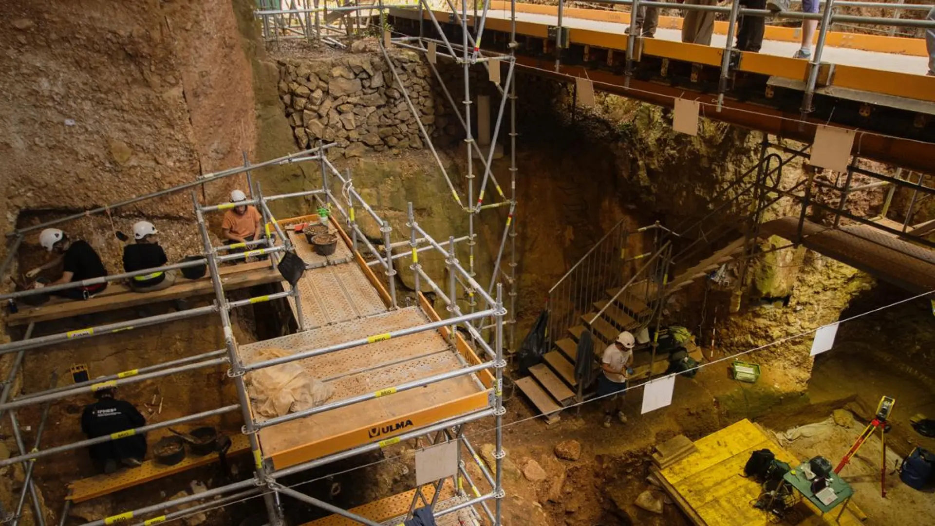 Láminas negras de estalagmitas revelan cambios climáticos y presencia humana en Atapuerca