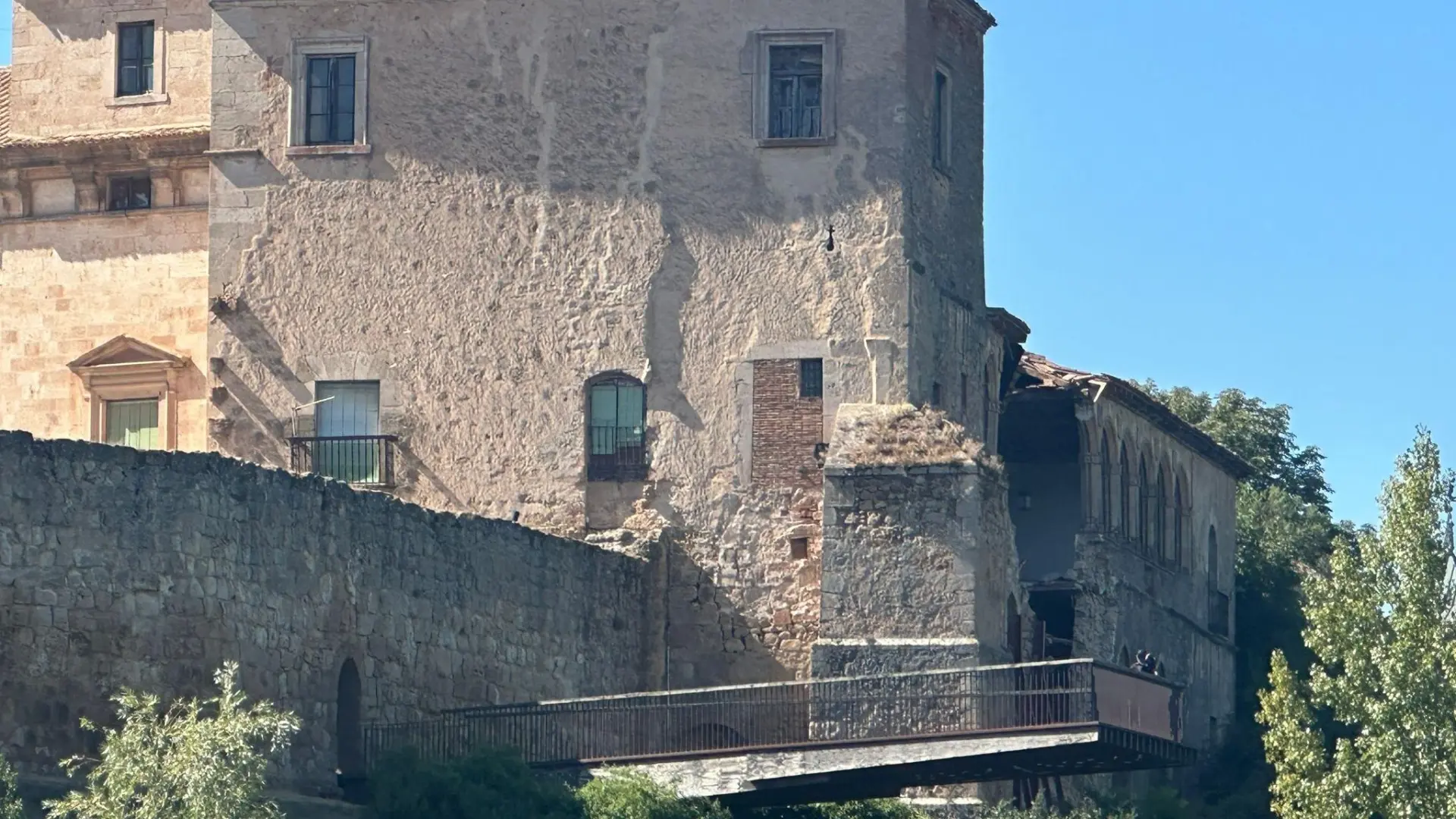 Un derrumbe en el Palacio de los Hurtado de Mendoza de Almazán obliga a cortar la carretera hacia El Burgo de Osma