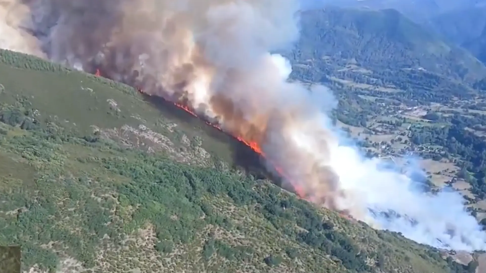 Confinados un centenar de vecinos en Sosas de Laciana por un incendio forestal